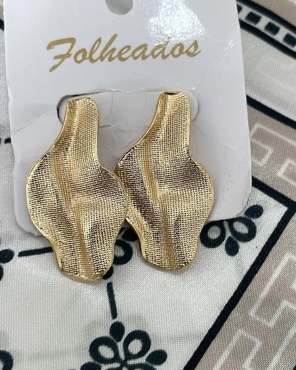 Brinco Dourado Pétala Martelada